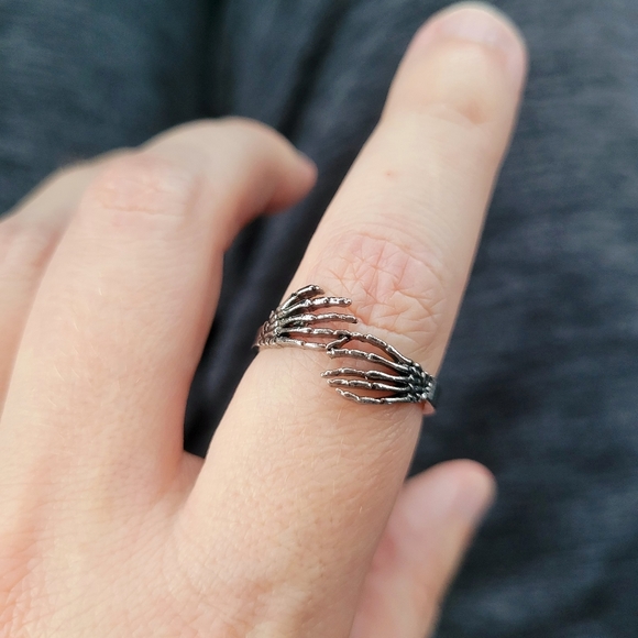 Skeleton Hands Spooky Halloween Silver Ring Size 10 - Picture 2 of 11